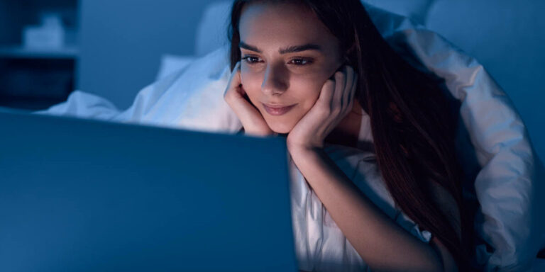 conseil video young hispanic lady watching video on laptop while 2023 11 27 05 00 30 utc 1200x6001 1