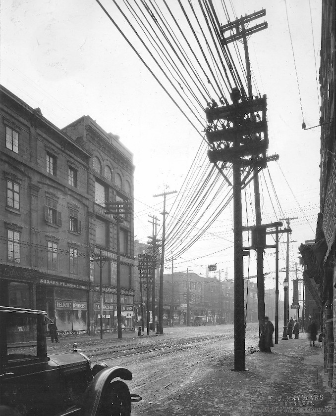 energies 1927 Photographie de la rue Notre Dame prise en direction ouest vers la rue de lInspecteur avant lenfouissement des fils electriques.