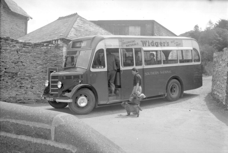 Mobilités CS14 Bus Archive High Res CK0001120. Southern National. HUO 677 2048x1374 1