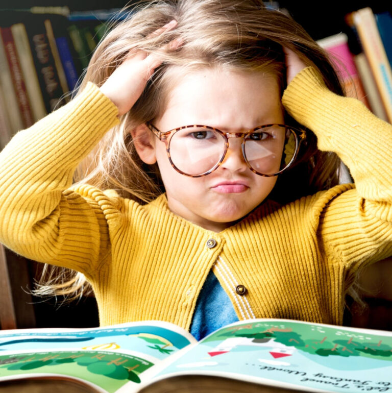 lecture commentée little girl reading a story 2023 11 27 04 49 42 utc1